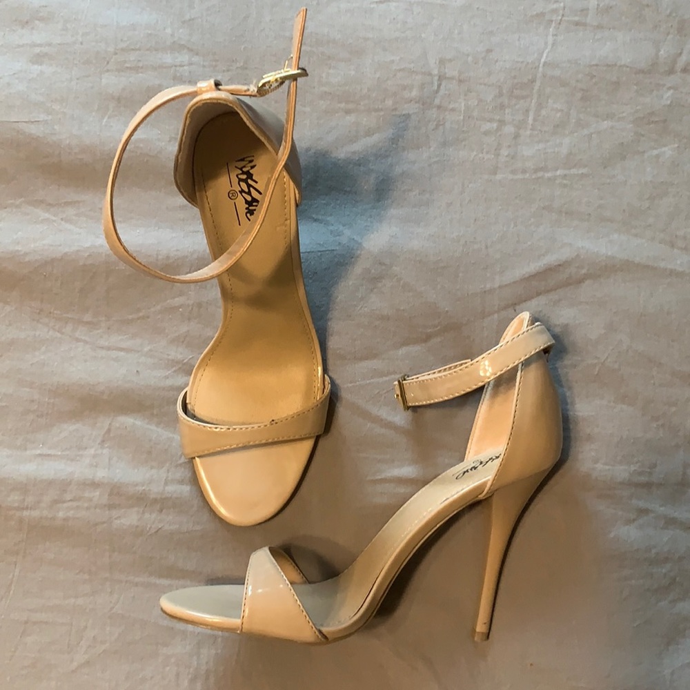 SOLD - Nude Heels - 7.5
